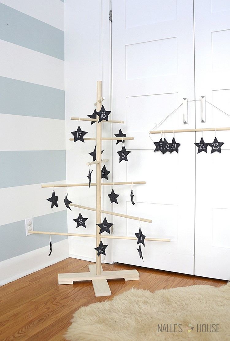 Škandinávsky vianočný stromček zo svetlého dreva adventný kalendár-drotár-vianočný-strom-okrúhle tyče-škandinávsky