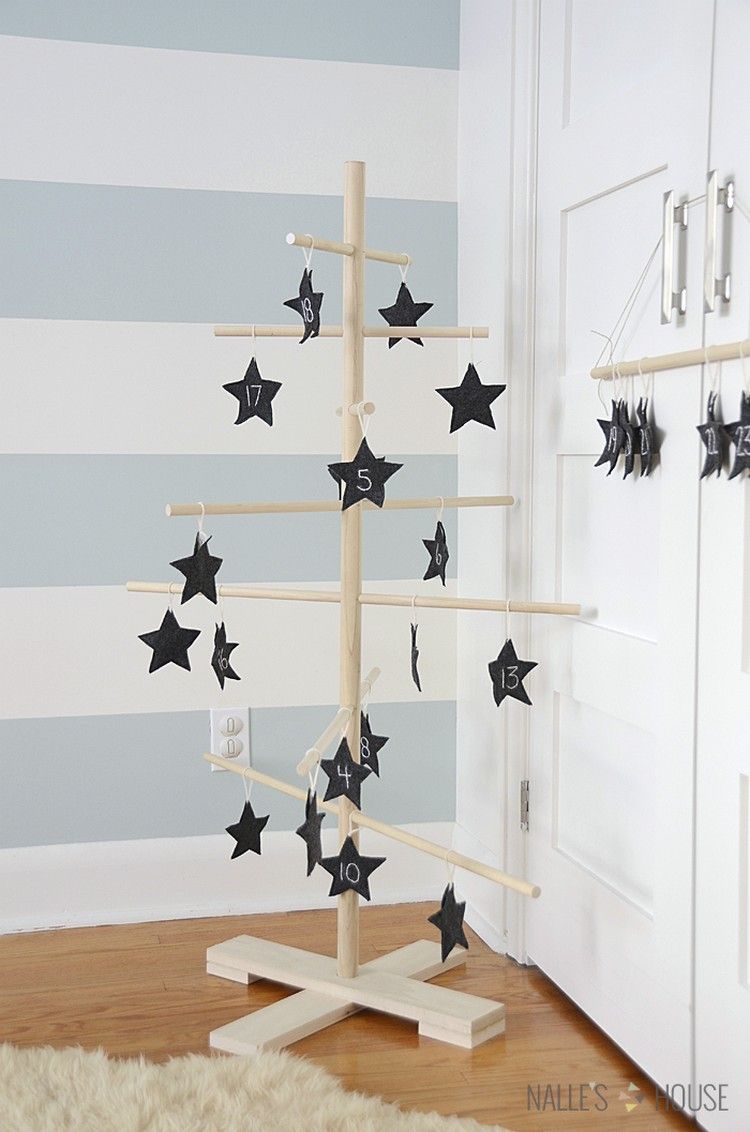 Zaveste na vianočný stromček prívesky čiernej hviezdy adventný kalendár-drotárstvo-jedľa-strom-okrúhle tyče-čierne-hviezdičky-prívesky