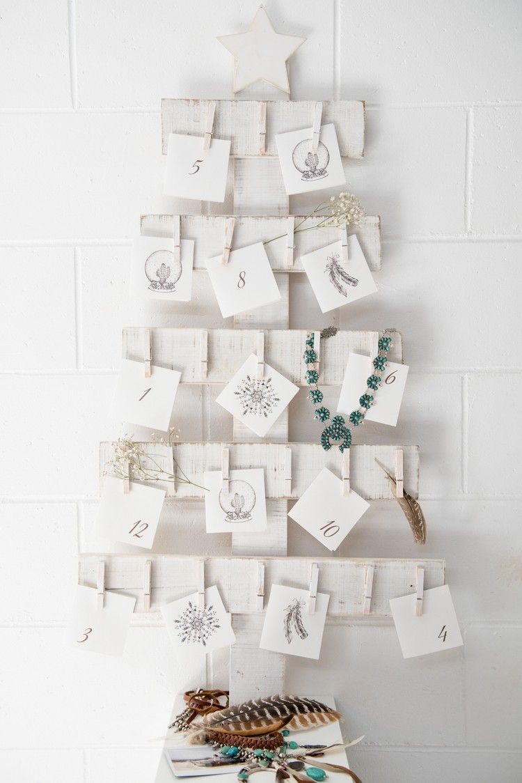 Adventný kalendár vyrobený z bielych lakovaných drevených dosiek adventný kalendár-drevo-ošarpané-biele-vinobranie-mini-štipce-poznámky