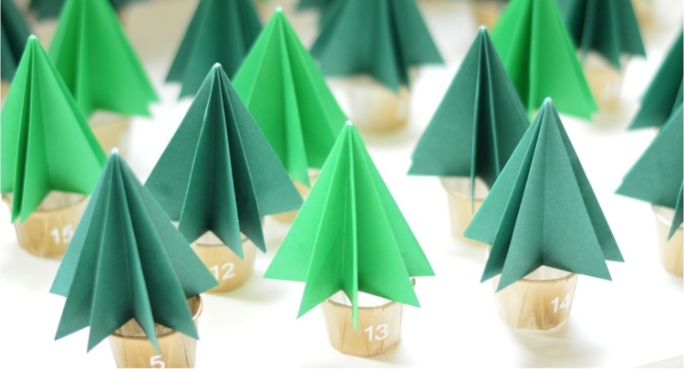Zložte jedle z papiera a navrhnite ich ako adventné kalendáre adventný kalendár z jedle z papiera nápad skladaný vianočný