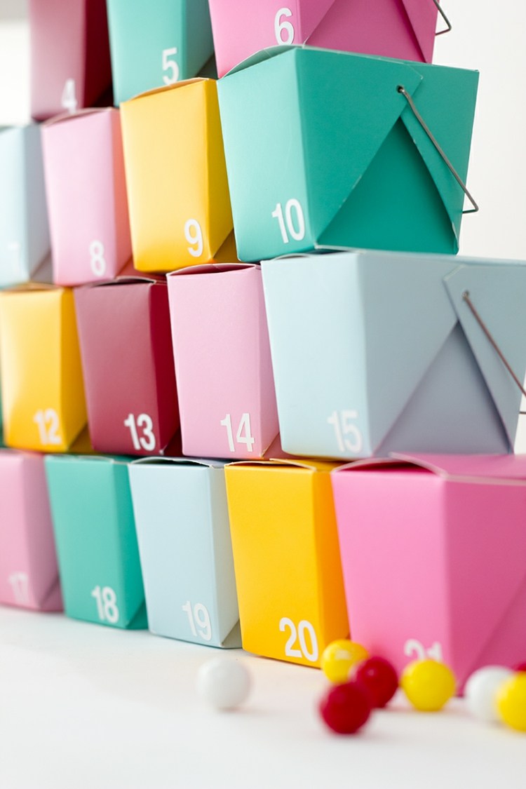 Na adventný kalendár použite papierové škatule adventný kalendár vyrobený z papierových škatúľ drotár nápad pestré farby