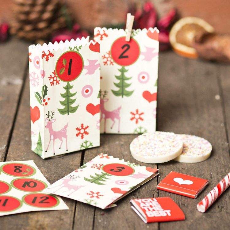 Papierové tašky sú rýchlou a jednoduchou možnosťou pre adventný kalendár adventný kalendár vyrobený z papierových tašiek vianočné motívy červená zelená cukrová trstina