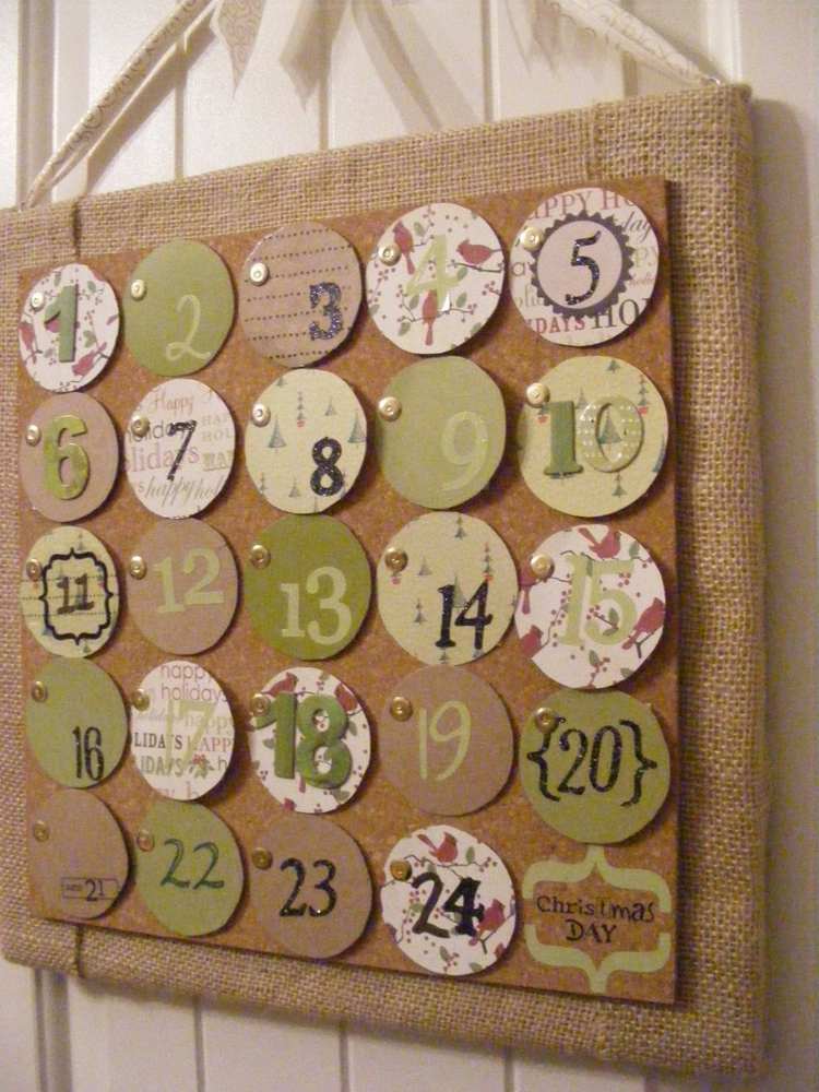 Hnedý a zelený papier do kalendára adventný kalendár vyrobený z papiera zelené hnedé kruhy rustikálna ľanová doska