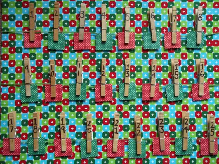 Pripojte papierové visačky na adventný kalendár pomocou štipcov na bielizeň adventný kalendár vyrobený z papiera červeno zelené nápady štipce na bielizeň