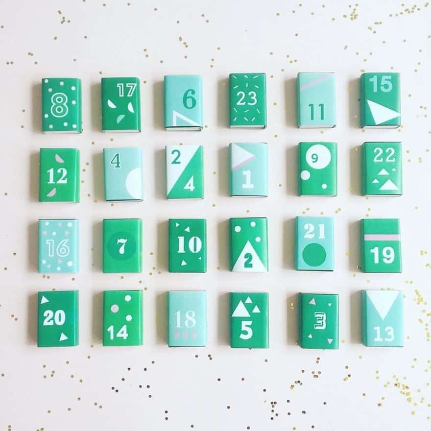 Krabice zápaliek adventného kalendára DIY nápad s farebným baliacim papierom