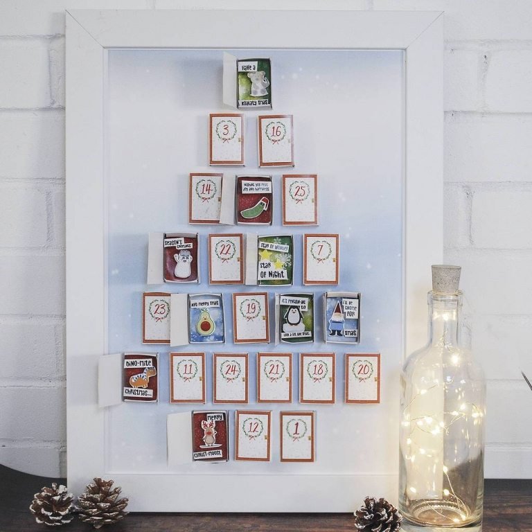 Adventný kalendár, škatuľky na zápalky, dvere, drôtené vianočné stromčeky v rámoch na vlastné oči