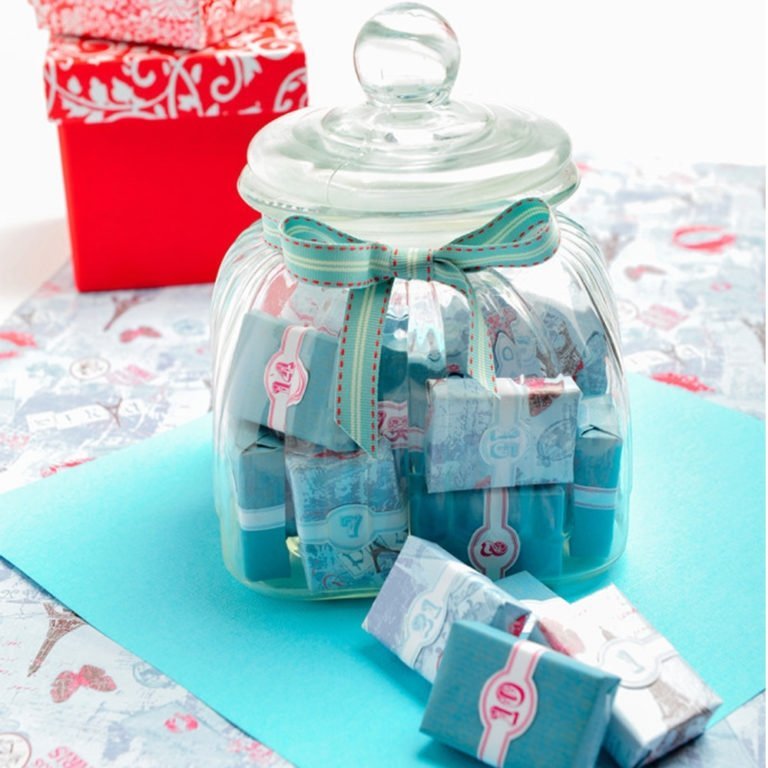 Krabice od zápaliek adventného kalendára v pohári vytvárajú nápady na škrabané vianočné ozdoby