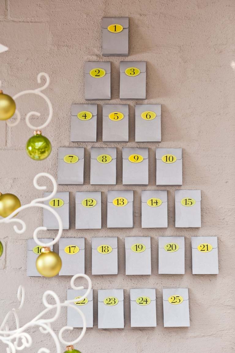 Vytvorte malý vianočný stromček zo škatúľ so zápalkami a vytvorte si vlastné nápady pre obsah