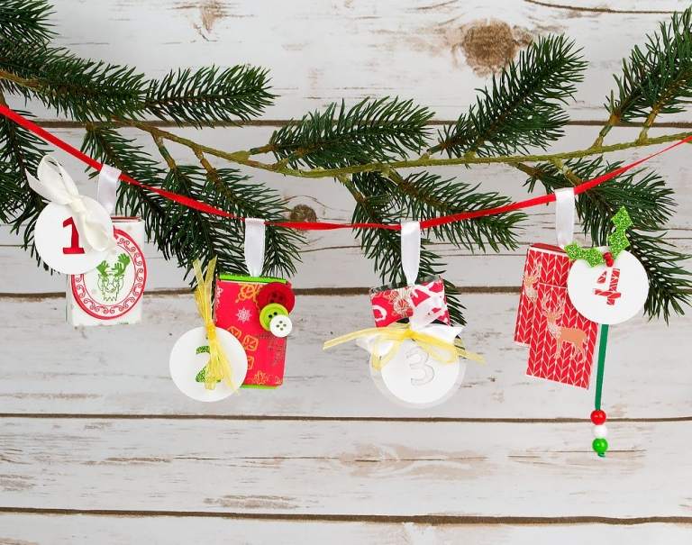 Remeselné nápady na dekoráciu vianočného stromčeka so škatuľkami na zápalky a baliacim papierom