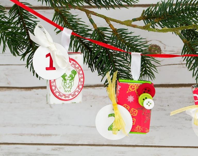 Vyrobte si svoj vlastný adventný kalendár, vyrobte si škatuľky od zápaliek, ozdobte ich gombíkmi a zaveste na šnúru