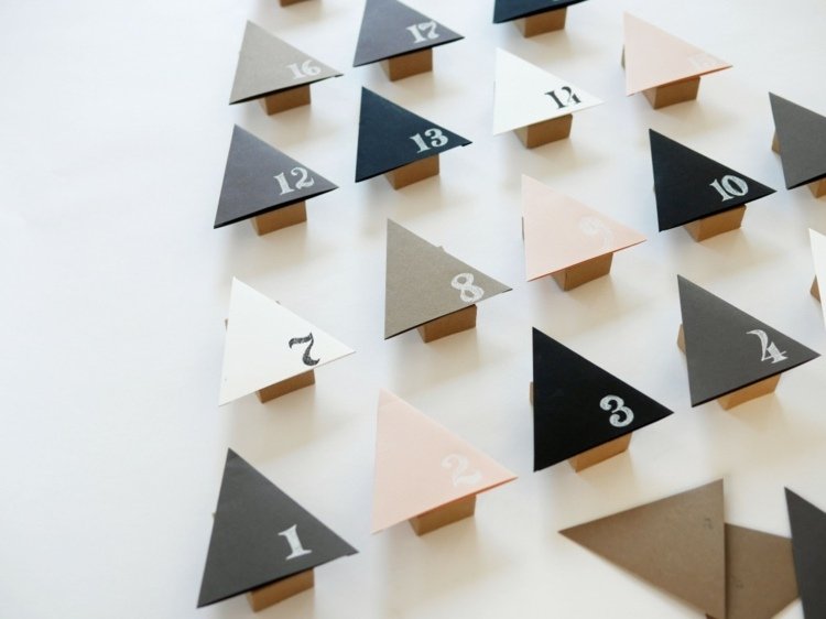 Tinker adventné kalendáre - trojuholníkové tvary ako jedle adventný kalendár drotárske trojuholníky jedľa inšpirácia kutilstvo