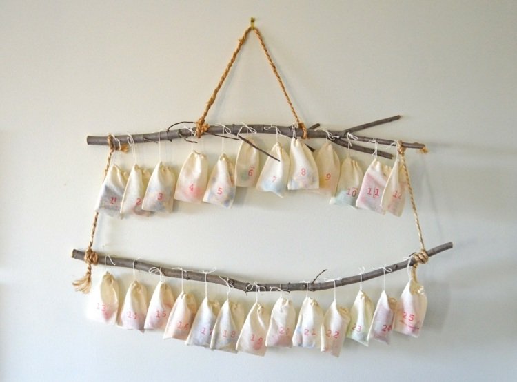 Nápad na moderný adventný kalendár s papierovými vreckami na konároch tueten adventný kalendár tueten pobočky škandinávsky rustikálny štýl