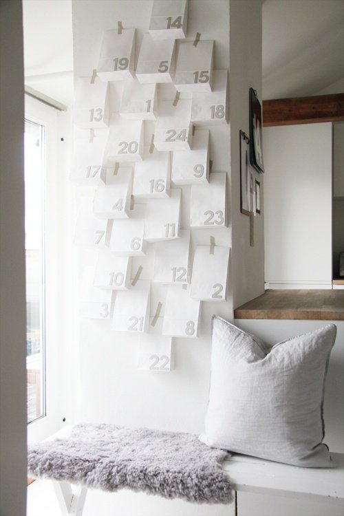 adventný kalendár drobetické nápady tašky čísla nalepené na stene adventný kalendár drotárske tašky číslice na stenu