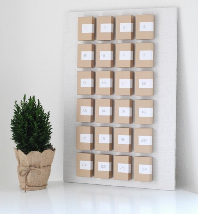Drevený box drotár minimalistický adventný kalendár Vytvorte si minimalistický adventný kalendár a vyplňte drobnosti