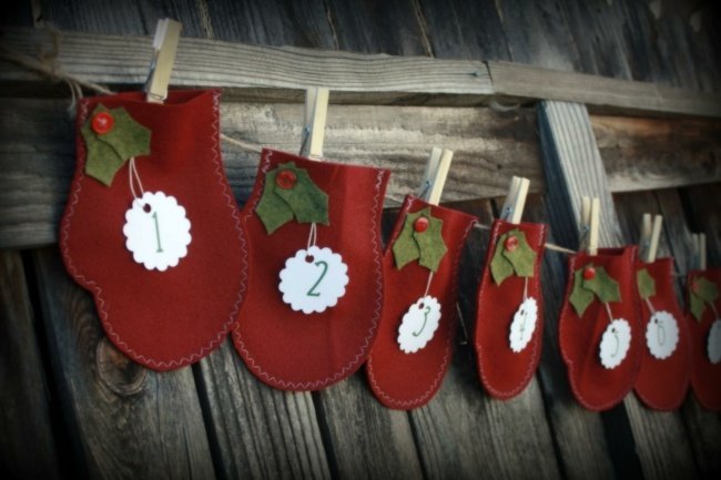 Dekoratívna číslica rímsy v rímse v rukaviciach Krbové červené rukavice s číslicou šípky