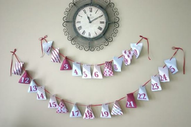 Vyrobte si darčekové tašky z adventného kalendára sami Vyrobte si darčekové tašky girlandu sami ružovo modrej