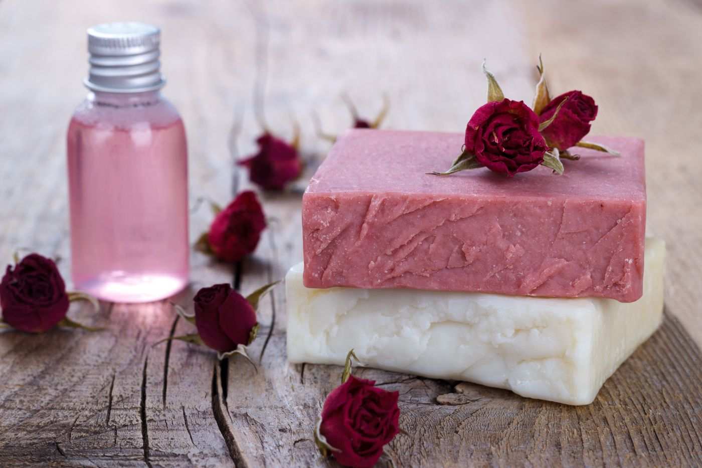 Adventné kalendáre sú plnené ručne vyrobeným mydlom z ružovej vody s výrobkami určenými na starostlivosť o ženy