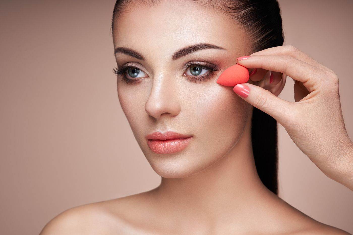 Naplňte adventný kalendár pre ženy mini kozmetickým mixérom na zvýraznenie