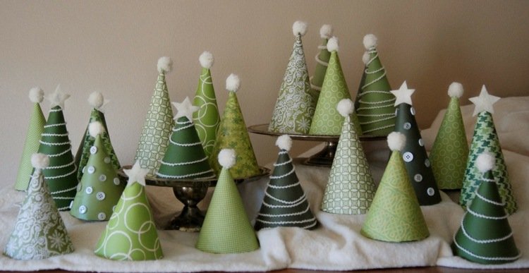 Vianočný kalendár v podobe zimného lesa adventný kalendár pre dospelých-jedľa-scrapbooking-papierové šišky