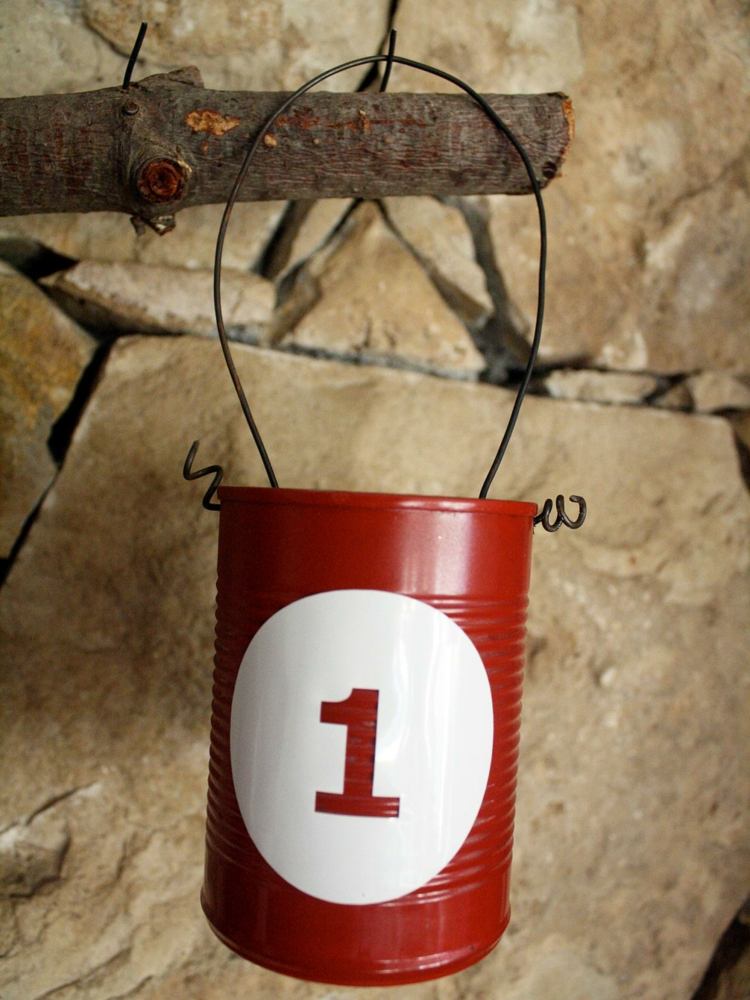 Adventný kalendár pre dospelých - plechovky zaveste drôtom adventný kalendár-dospelí-plechovka-recyklácia-inšpirácia-drôtená rúčka