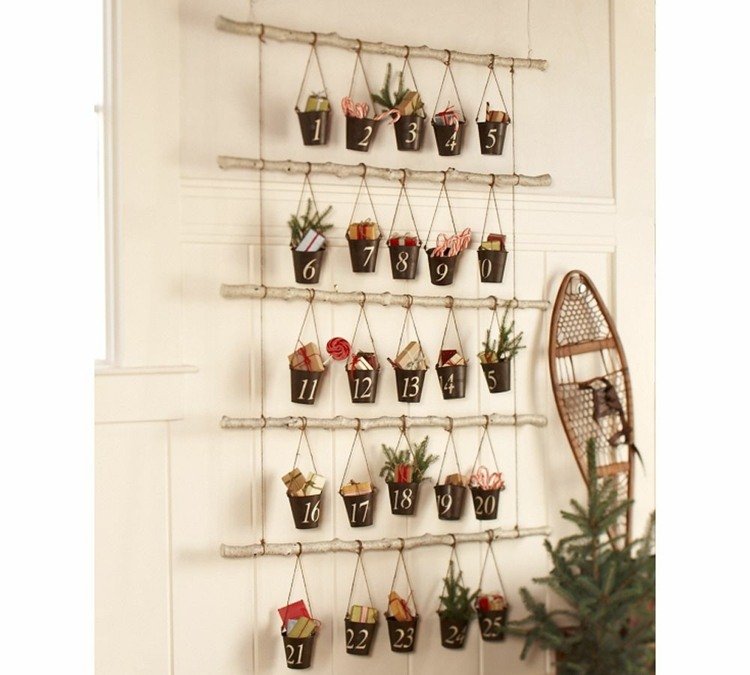 Originálny adventný kalendár vyrobený z vedierok adventný kalendár-dospelí-muži-nástroje-plniace-vedro-drotárstvo-dekorácia na stenu