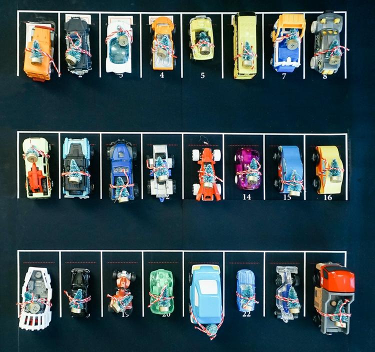 nápady na darčeky neobvyklý adventný kalendár chlapci muži autá