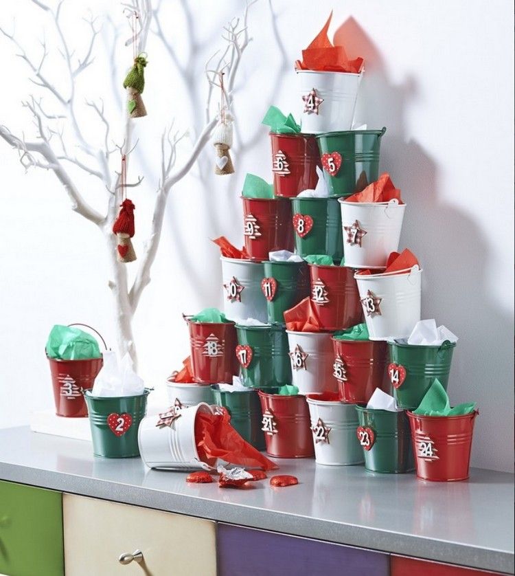 Mini vedierka v červenej, bielej a zelenej farbe adventný kalendár-nápady-pyramída-mini-vedrá-červeno-bielo-zelená