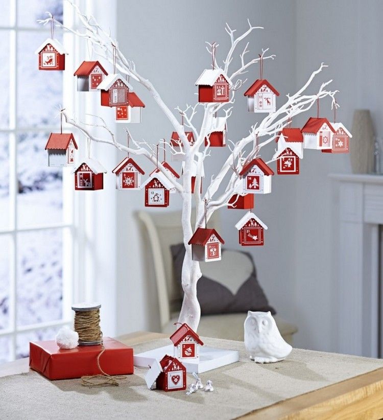 bielo natretý malý stromček a malý domček adventný kalendár-nápady-vetvičky-biela-domčeky-prívesy