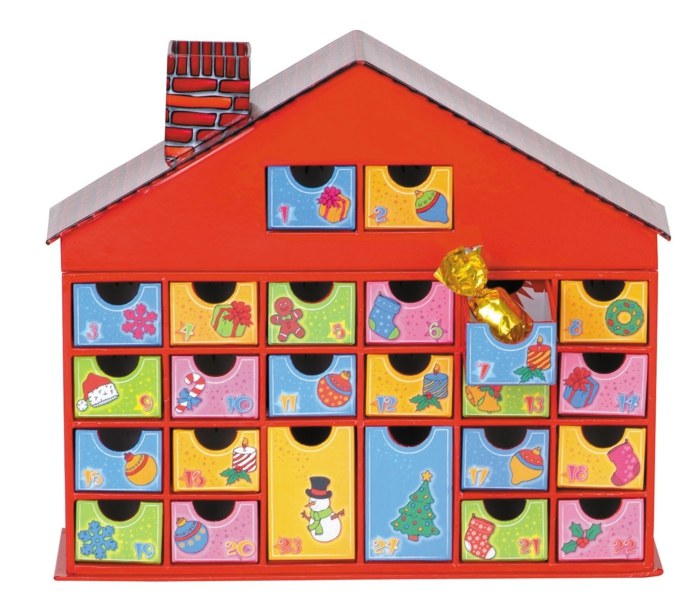 Drevený alebo kartónový adventný kalendár so zásuvkou Dom-adventný kalendár-so zásuvkou
