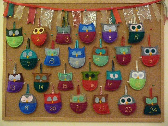 Tabuľa s vreckami sovy Soví adventný kalendár na nástenke
