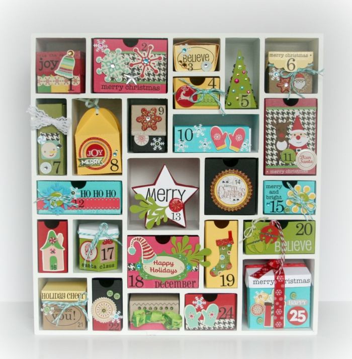 Drevené police s drobnými darčekmi Adventný kalendár s policami z dreva