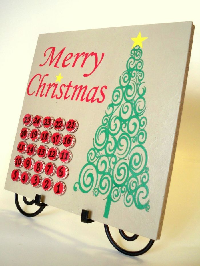 Nápady na adventný kalendár z drevenej tabule s vianočnými motívmi Adventný kalendár s vystrihnutými miestami na sladkosti