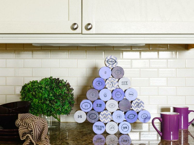 Vyrobte si adventný kalendár z okrúhlych škatúľ nápady adventný kalendár okrúhle škatule kov fialové nuansy jedľa kuchynská