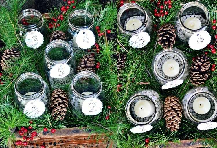 Adventný kalendár v pohári so sviečkami aranžuje nápady pre dospelých