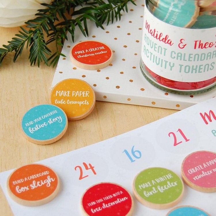 Adventné kalendáre v zaváraninových pohároch robia nápady na plnenie bez cukríkov nejedlé