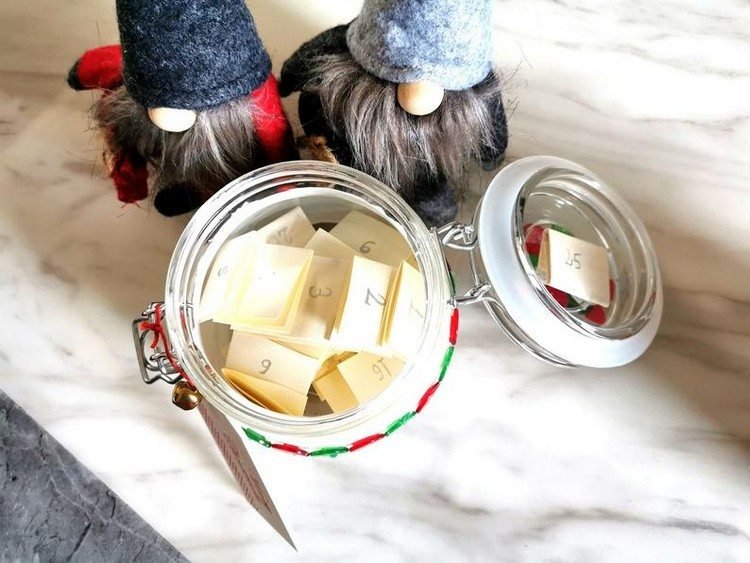 Drobné adventné kalendáre v pohári s nulovým odpadom bez požívatín a sladkostí s výrokmi a básňami