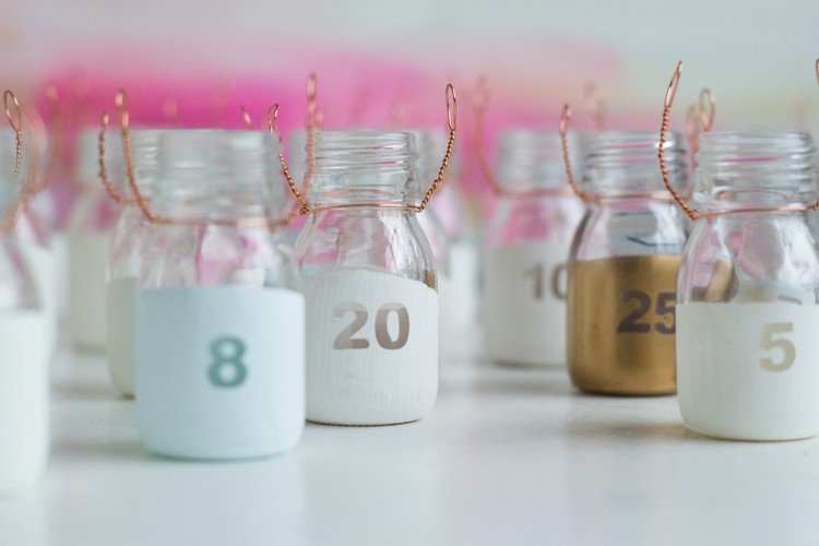 Adventné kalendáre v zaváraninových pohároch vytvárajú nápady na obsah