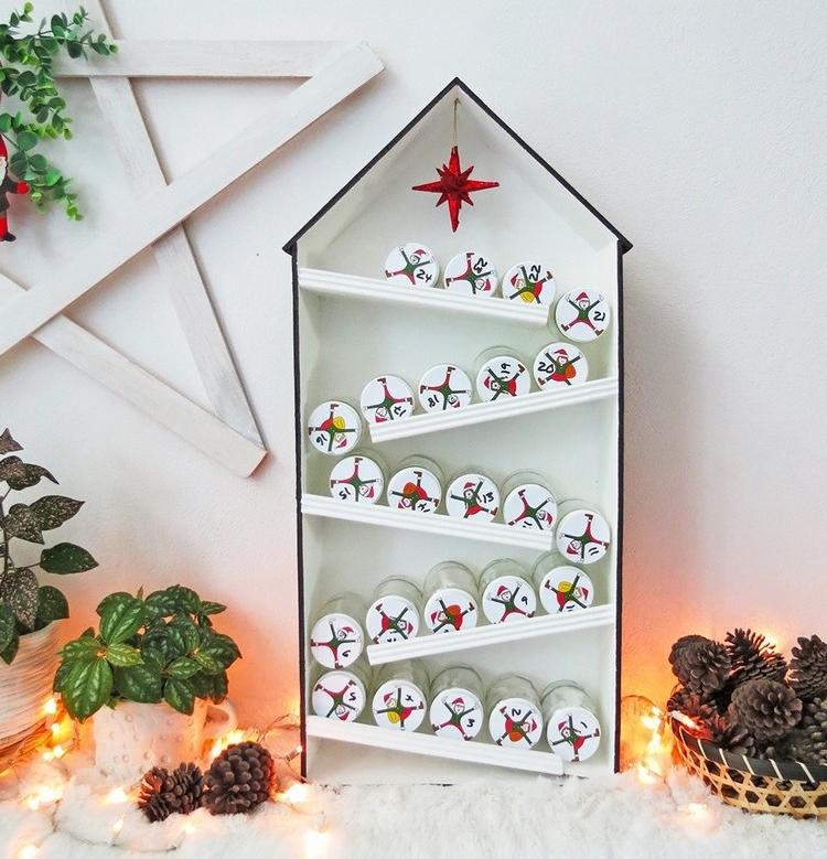 Drobné adventné kalendáre z tipov dreveného domu z džemov