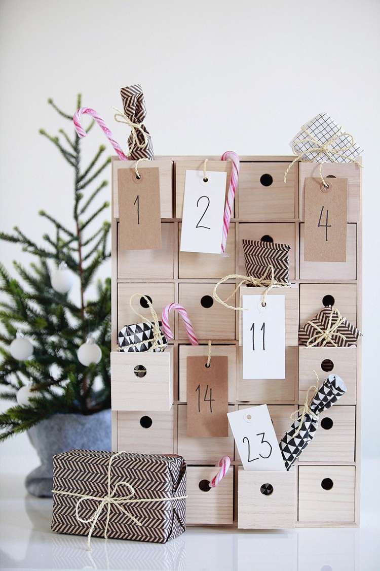 drobný adventný kalendár sami dekorácia drevených zásuviek