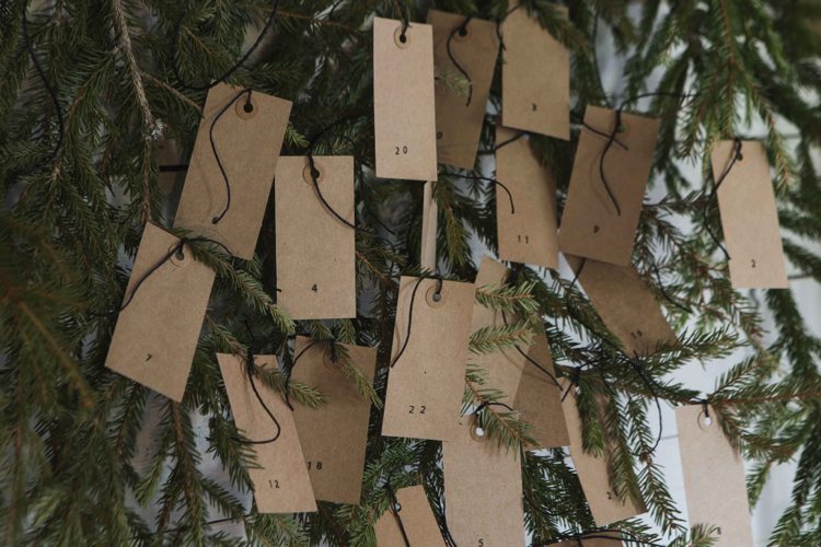 drotársky adventný kalendár sami minimalistické deco štítky jedľových konárov