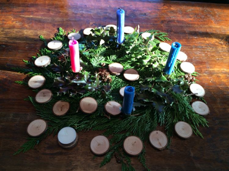 Plátky adventného venca stromček adventný kalendár čajová sviečka malé plátky vždyzelené