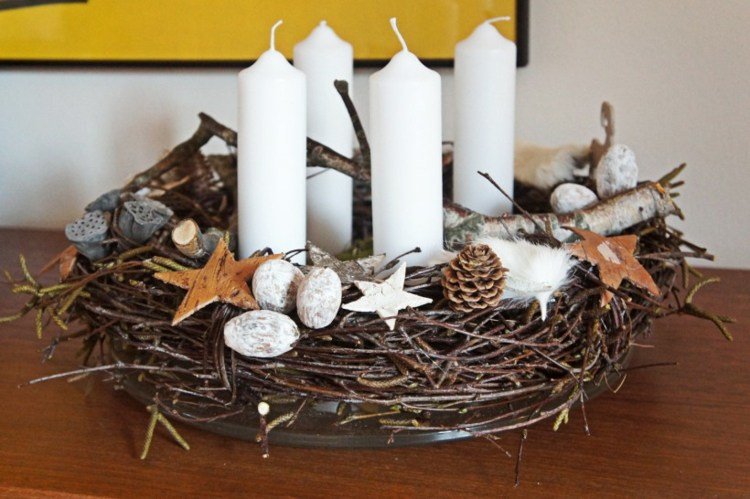 Okrúhly adventný veniec z tenkých konárov s bielymi sviečkami Adventný veniec vyrobený z drevených sviečok-biele-hviezdy-konáre-šišky-pierko-okrúhle