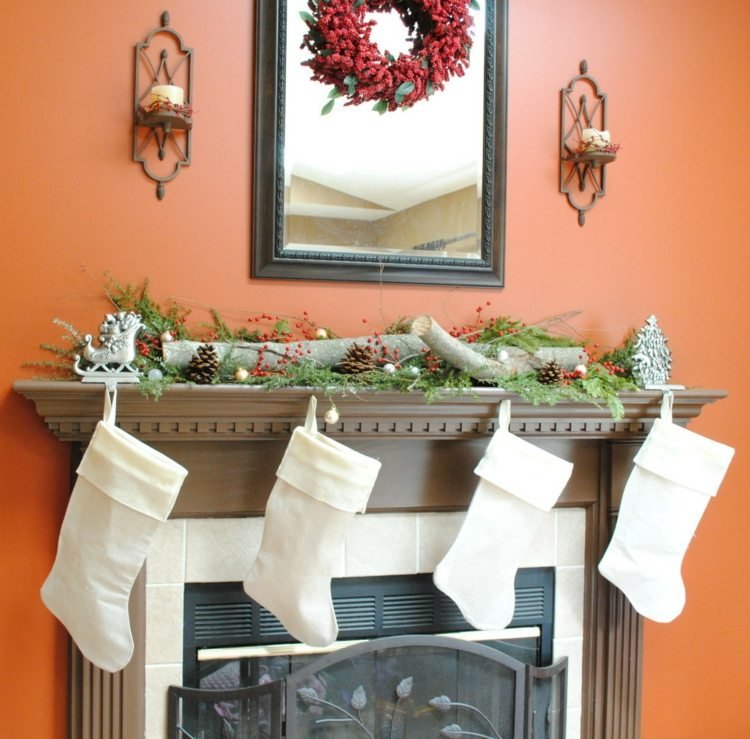 Krb si môžete ozdobiť dreveným adventným vencom adventný veniec-drevo-krb-konáre-vianočné pančuchy-zrkadlo-sviečky