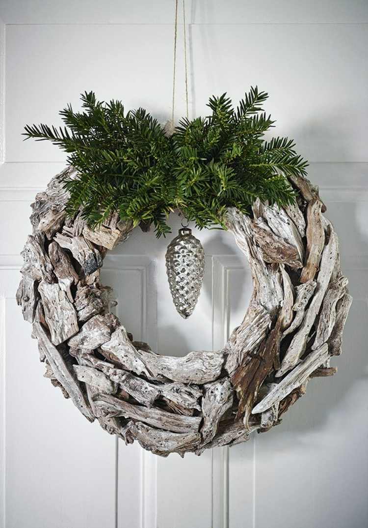 Môžete si vyrobiť adventný veniec s prírodným vzhľadom z naplaveného dreva adventný veniec-dvere-veniec-jedľa-zelené-naplavené drevo-okrúhle-vianočné dekorácie