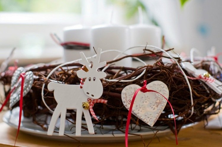 Okrúhly adventný veniec z tenkých konárov s losími figúrkami a srdiečkami Drevený adventný veniec bielo-červené-konáre-okrúhle-dekorácie-srdce-los