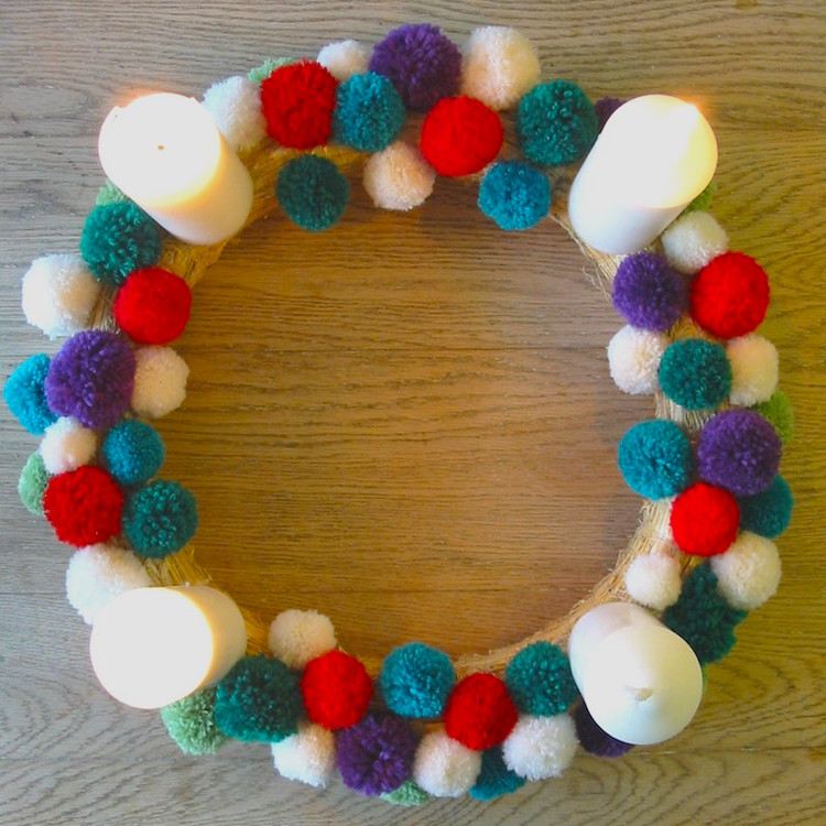 Adventný veniec vyrobený z guličiek s jemným pocitom - pompony Adventný veniec z guličiek-vyrobte si-pompony-priadze-drotár