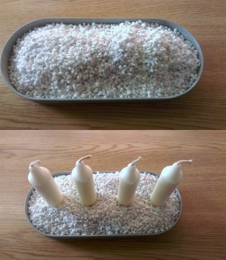 V bielej ozdobnej miske zatraste ozdobným pieskom a poukladajte do nej sviečky biele ozdobné pieskové sviečky