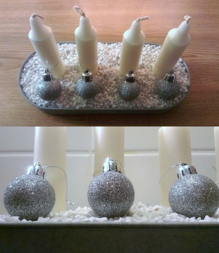 Ozdobte ozdobnú misku bielymi sviečkami a Dekosant striebornými vianočnými guľami bielo-strieborno-dekoratívny piesok