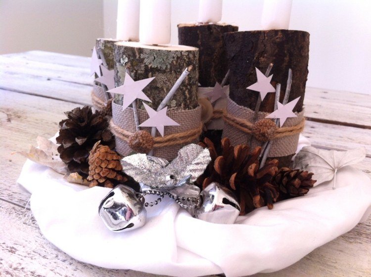 Remeselný nápad s kúskami dreva ako svietnikmi na adventný veniec Adventný veniec drotár drevené konáre hviezdy zvony šišky rustikálne