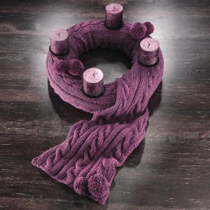 Vianočná dekorácia svojpomocne vyrobená adventný veniec v pletenej šatke navrhnutá tak, aby vytvárala atmosféru vlastnoručne vyrobené-vianočné-dekorácie-pletené-adventné vence-purpurovo-atmosférické